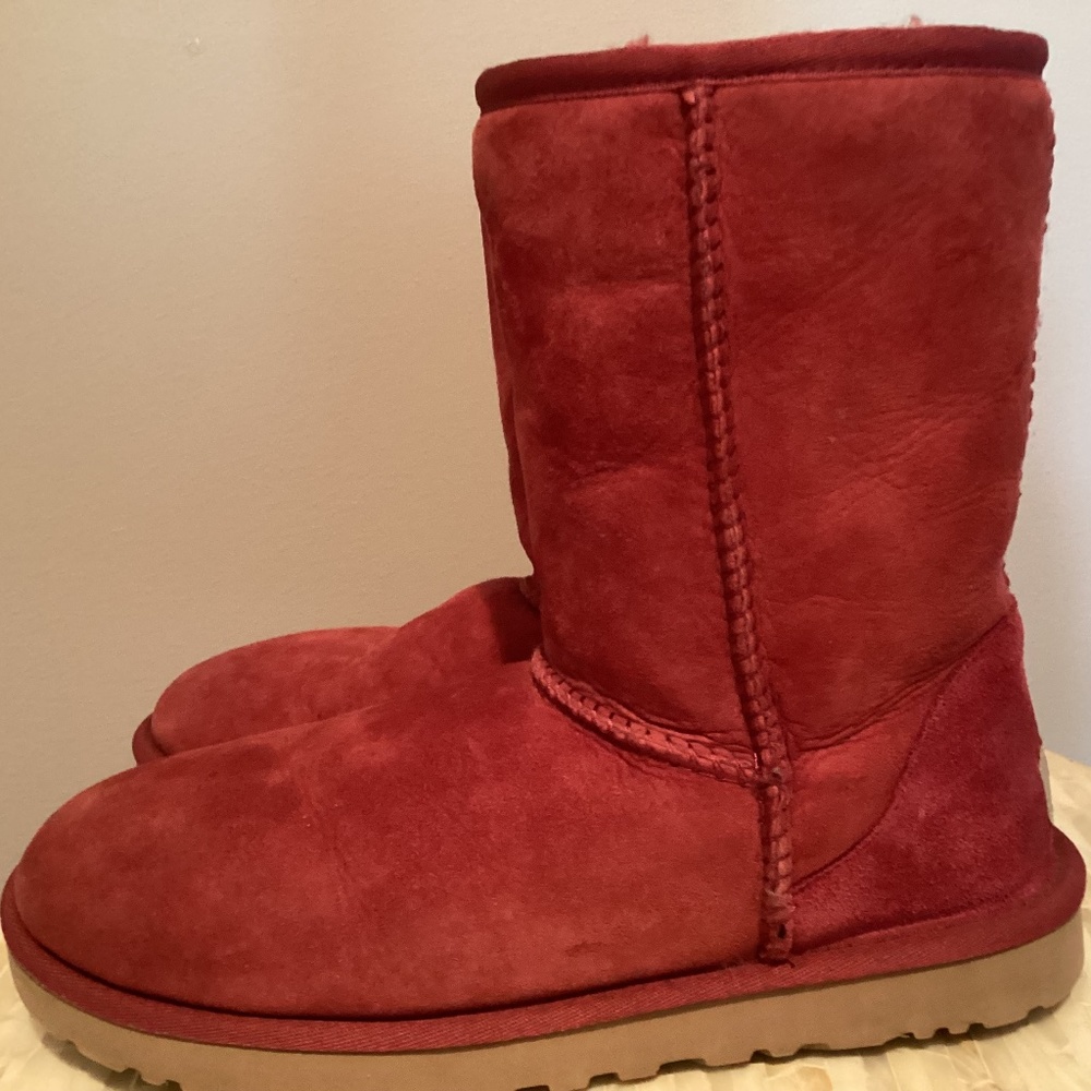 Women’s UGG Classic Short Boot-Size 8